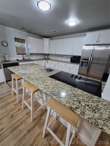911 W Creek, Checotah, OK 74426