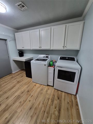 911 W Creek, Checotah, OK 74426