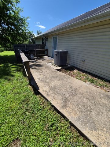 911 W Creek, Checotah, OK 74426
