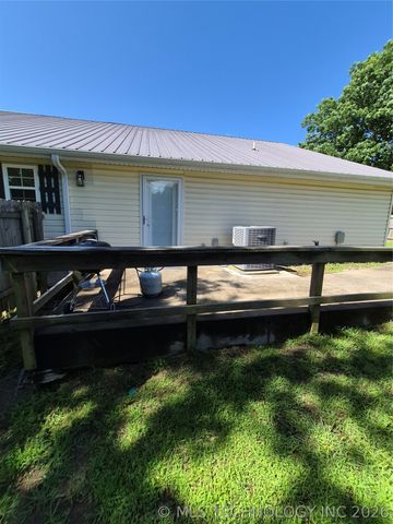 911 W Creek, Checotah, OK 74426