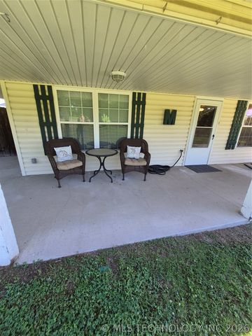 911 W Creek, Checotah, OK 74426