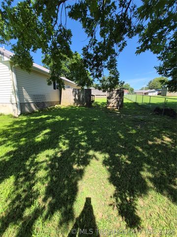 911 W Creek, Checotah, OK 74426