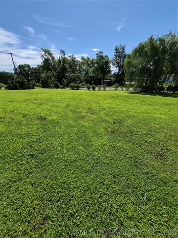 911 W Creek, Checotah, OK 74426