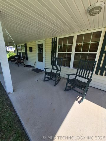 911 W Creek, Checotah, OK 74426