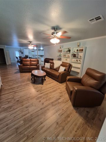 911 W Creek, Checotah, OK 74426