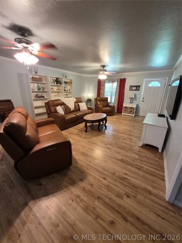 911 W Creek, Checotah, OK 74426
