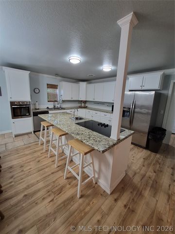 911 W Creek, Checotah, OK 74426