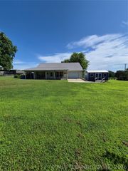 911 W Creek, Checotah, OK 74426
