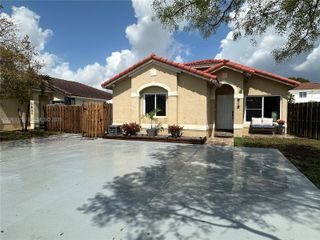 7879 NW 193rd Ter, Hialeah, FL 33015