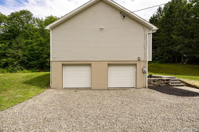 10 E Halstead Road, Salt Point, NY 12578