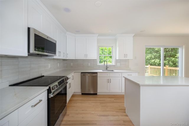 10 E Halstead Road, Salt Point, NY 12578