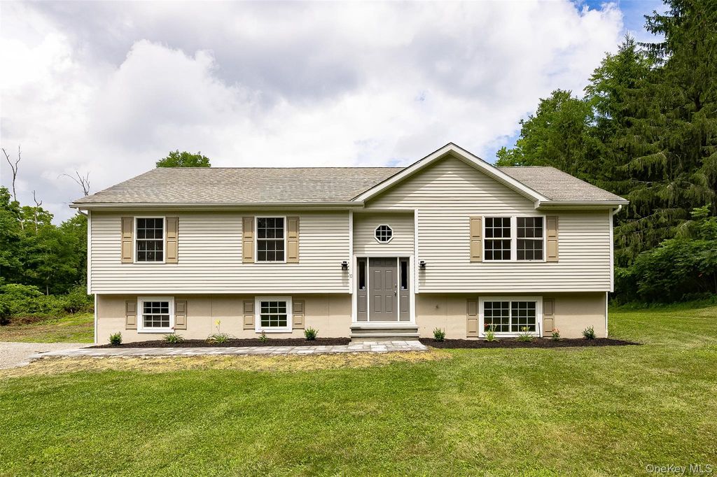 10 E Halstead Road, Salt Point, NY 12578
