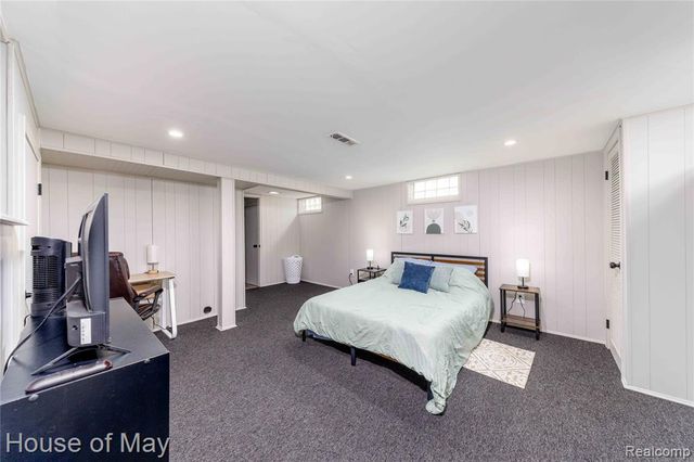 2099 E Maple Road, Birmingham, MI 48009