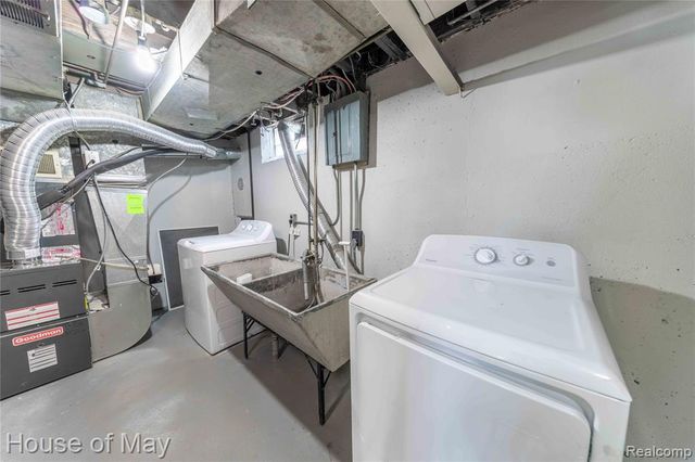 2099 E Maple Road, Birmingham, MI 48009