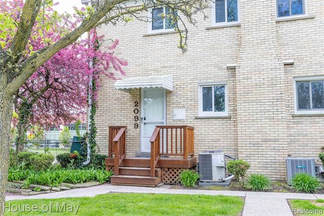 2099 E Maple Road, Birmingham, MI 48009