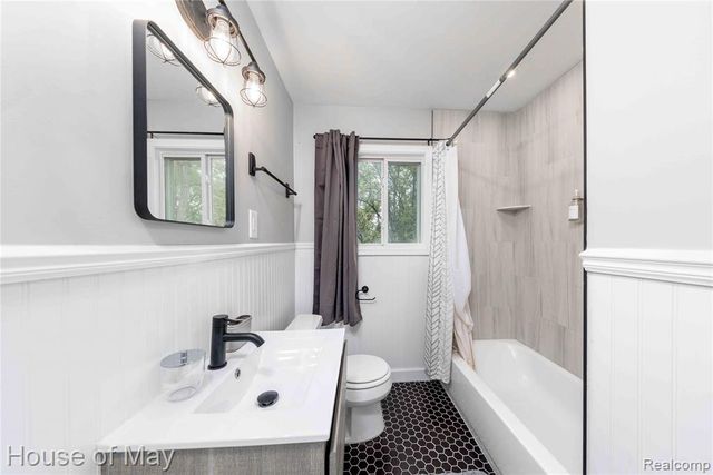 2099 E Maple Road, Birmingham, MI 48009