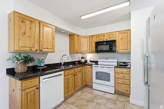 2326 W HEATHERGLEN DR, Taylorsville, UT 84129