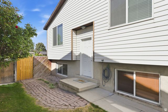 2326 W HEATHERGLEN DR, Taylorsville, UT 84129