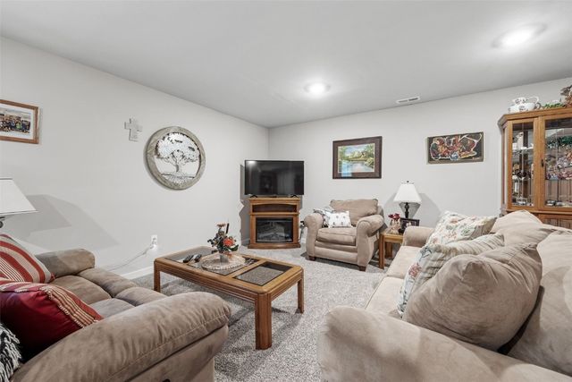 2838 Anne Drive, Hiawatha, IA 52233