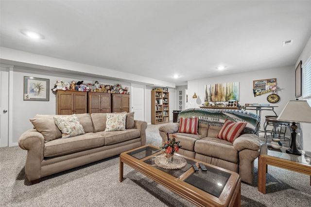 2838 Anne Drive, Hiawatha, IA 52233