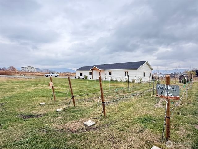 82 Nichols Road, Omak, WA 98841