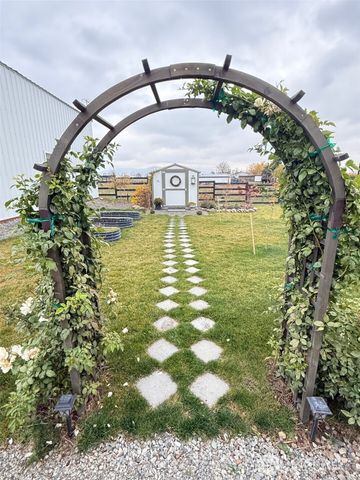 82 Nichols Road, Omak, WA 98841