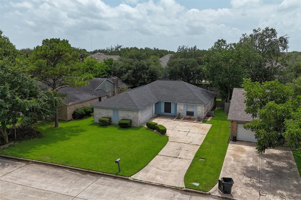 523 White Wing Court, Dickinson, TX 77539