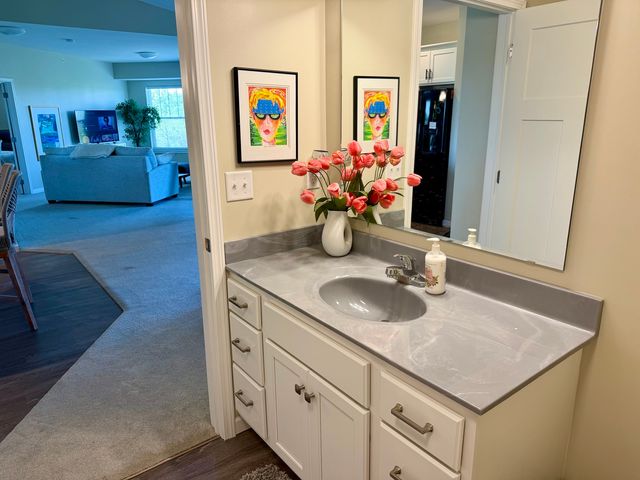 2592 MIDDLE Road 315, Bettendorf, IA 52722