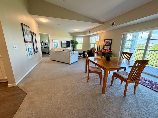 2592 MIDDLE Road 315, Bettendorf, IA 52722