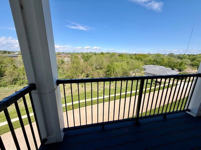 2592 MIDDLE Road 315, Bettendorf, IA 52722