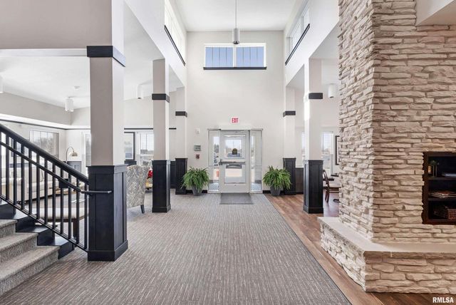 2592 MIDDLE Road 315, Bettendorf, IA 52722