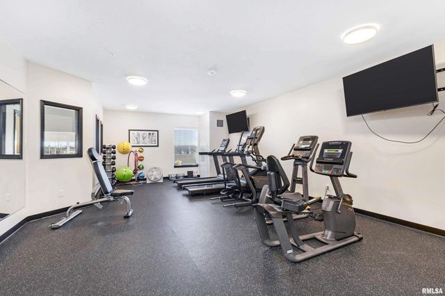 2592 MIDDLE Road 315, Bettendorf, IA 52722