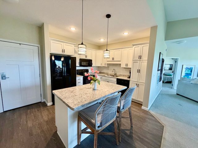 2592 MIDDLE Road 315, Bettendorf, IA 52722