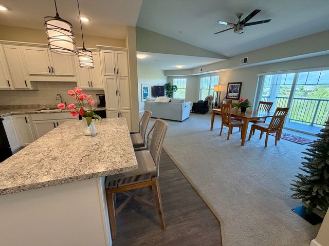 2592 MIDDLE Road 315, Bettendorf, IA 52722