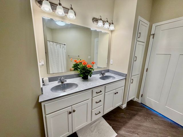 2592 MIDDLE Road 315, Bettendorf, IA 52722