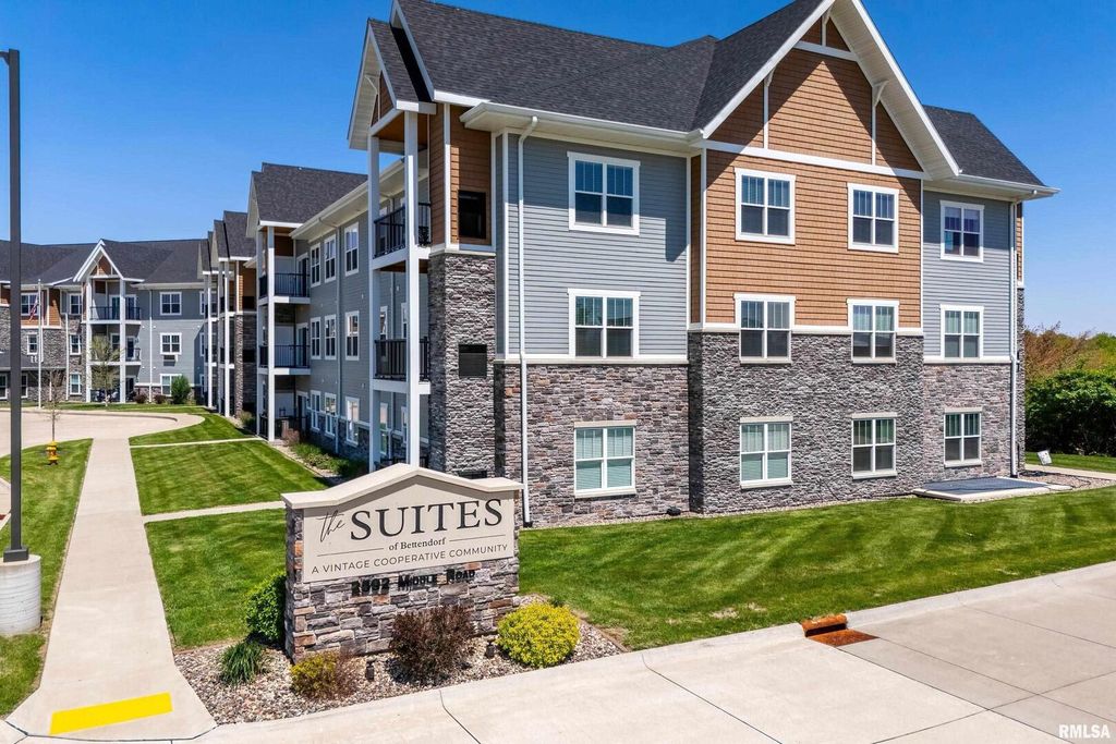 2592 MIDDLE Road 315, Bettendorf, IA 52722