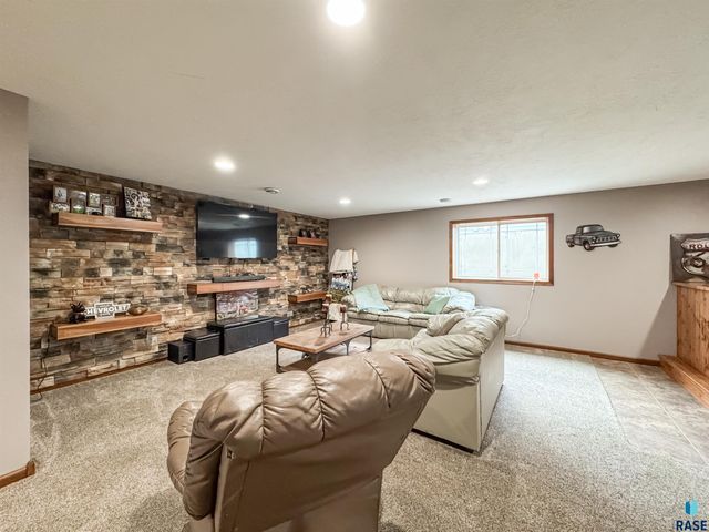 2704 E Augusta St, Brandon, SD 57005