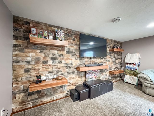 2704 E Augusta St, Brandon, SD 57005