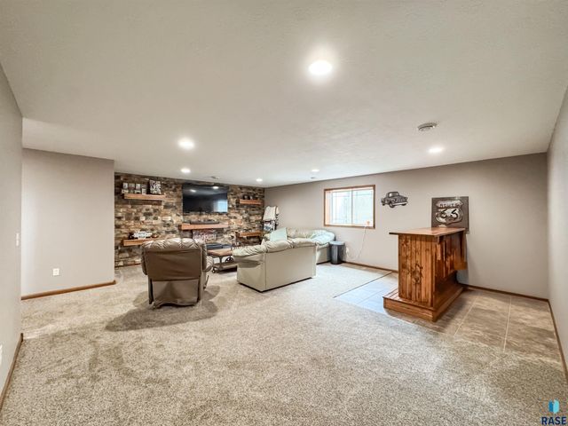 2704 E Augusta St, Brandon, SD 57005