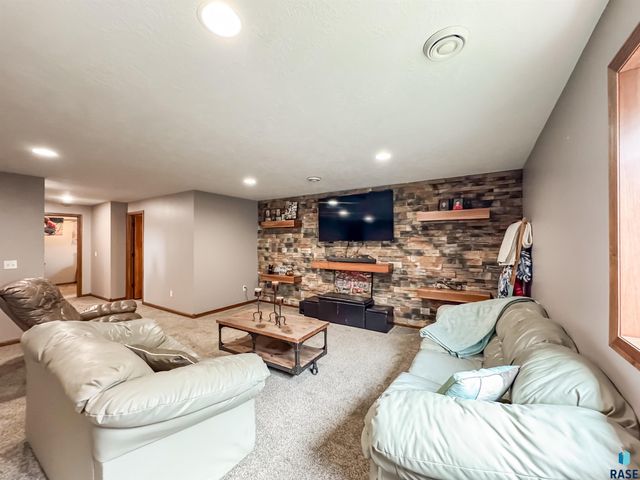 2704 E Augusta St, Brandon, SD 57005