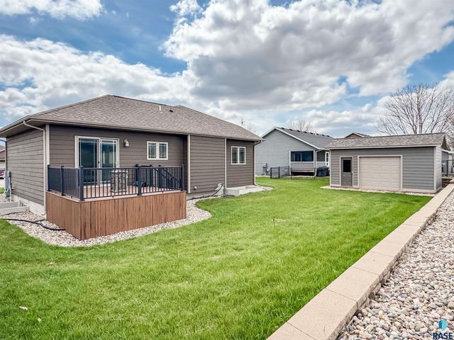 2704 E Augusta St, Brandon, SD 57005