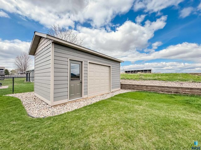 2704 E Augusta St, Brandon, SD 57005
