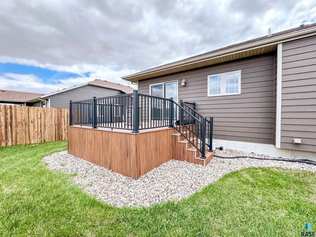 2704 E Augusta St, Brandon, SD 57005