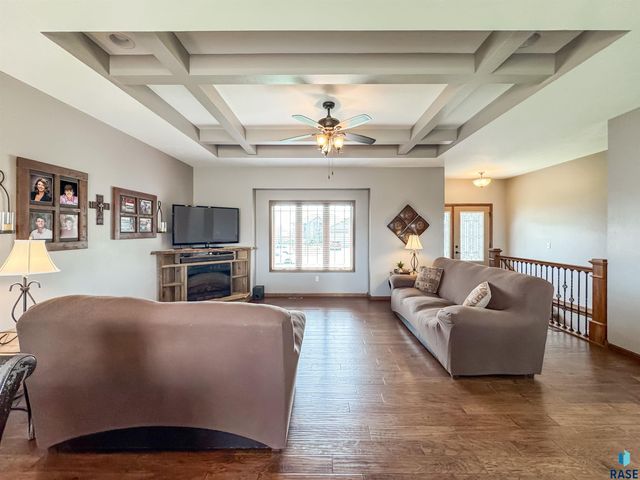 2704 E Augusta St, Brandon, SD 57005