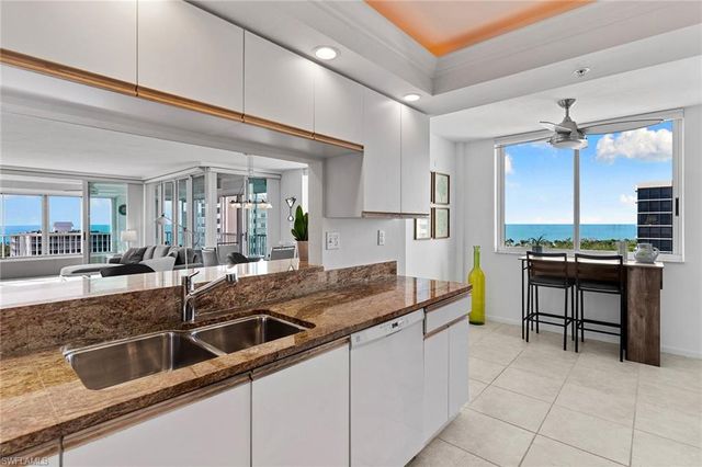 21 Bluebill AVE # 904B, Naples, FL 34108