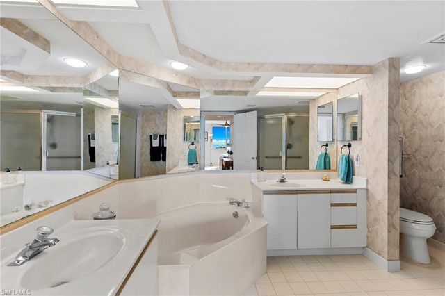 21 Bluebill AVE # 904B, Naples, FL 34108