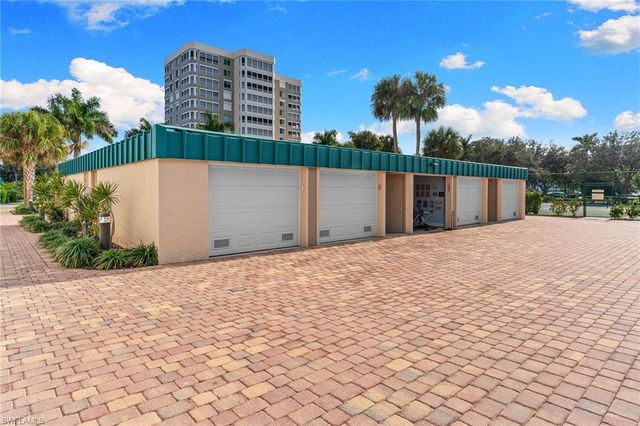 21 Bluebill AVE # 904B, Naples, FL 34108