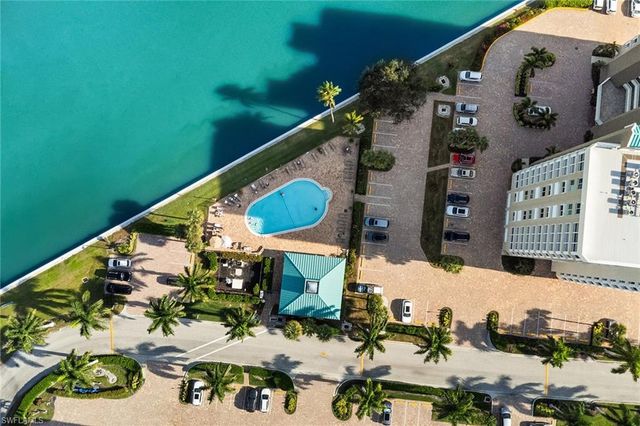 21 Bluebill AVE # 904B, Naples, FL 34108