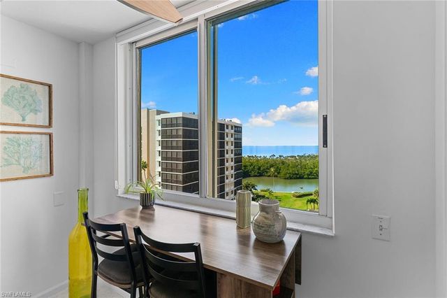 21 Bluebill AVE # 904B, Naples, FL 34108