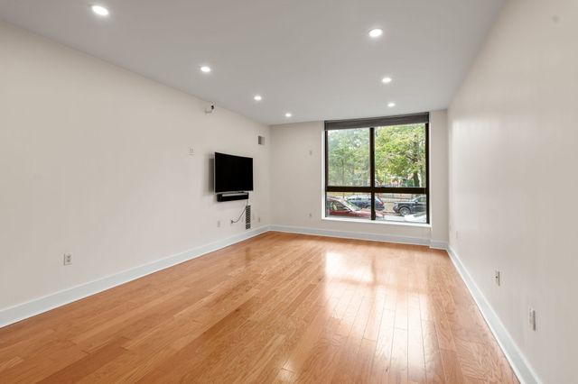 42 8th St 1104, Boston, MA 02129